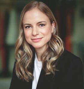 Bild: Julia Engelmann - liest aus "Himmel ohne Ende"