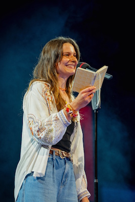 Bild: Elena Calliopa - Lyrik als Bewältigungsmechanismus oder: Gedichte aus dem Kleinen Gelben Buch