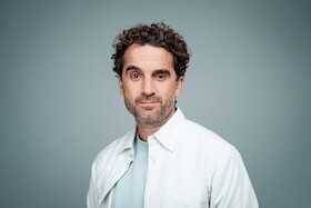 Bild: Oliver Wnuk denkt laut und liest vor - eine biographisch eingetunkte Show