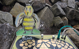 Bild: Waldemar Bonsels "Die Biene Maja und ihre Abenteuer" in einer Inszenierung für Erwachsene