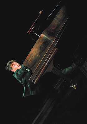 Bild: Sebastian Krämer - Gesänge auf der Falltür