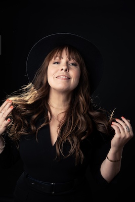 Bild: Katie Freudenschuss - "One-Woman-Show"      Eine Frau, ein Flügel, eine Show