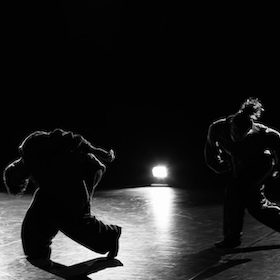 Bild: „inBetween“ & „The craftly uncanniness behind the semblance of things“ - Zwei Tanztheaterstücke