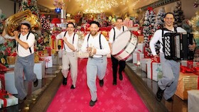 Bild: Santa mahoin - Weihnachtsprogramm mit Special Guests