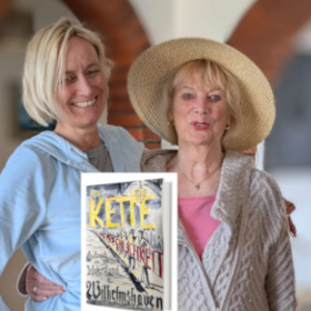 Bild: Gerda Kümmel mit Ilona Kümmel - Kette der Menschlichkeit