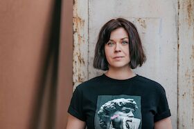 Bild: Mareike Fallwickl - liest aus "Haltet euch fest"