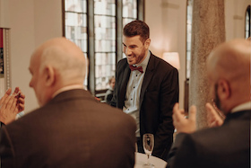 Bild: Magic-Dinner mit Zauberer Philipp Maier - Freuen Sie sich auf einen Abend voller Magie und leckerem Essen