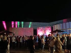 Bild: Ab auf die Bretter – Die Burg tanzt! - Open-Air Ü 30 Party mit DJ, Cocktails und guter Laune