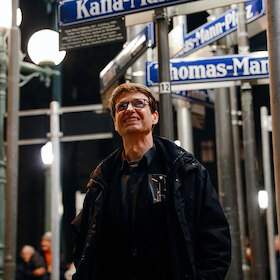 Bild: Straßen Namen Leuchten. Ein Denkmal für die Familie Mann - Ein Abend mit Albert Coers