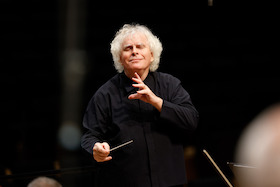 Bild: Sir Simon Rattle dirigiert Beethovens IX. - Chor und Orchester des Bayerischen Rundfunks
