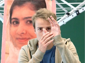 Bild: Malala - Mädchen mit Buch - Theater Lindenhof