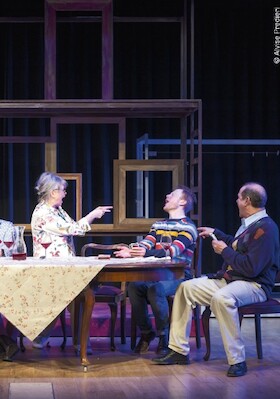 Bild: Und wenn wir alle zusammenziehen - a.gon Theater