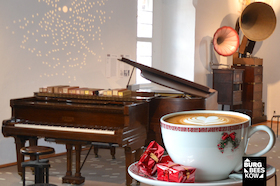 Bild: Der unsichtbare Pianist im Weihnachtscafé