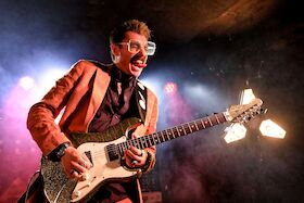 Bild: Krissy Matthews' Guitarmania - European Tour 2027