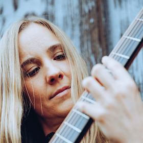 Bild: Julie Malia - Virtuose Gitarrenkunst und berührendes Songwriting