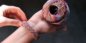 Bild: Wollfühlrunde: Glitzerarmband häkeln