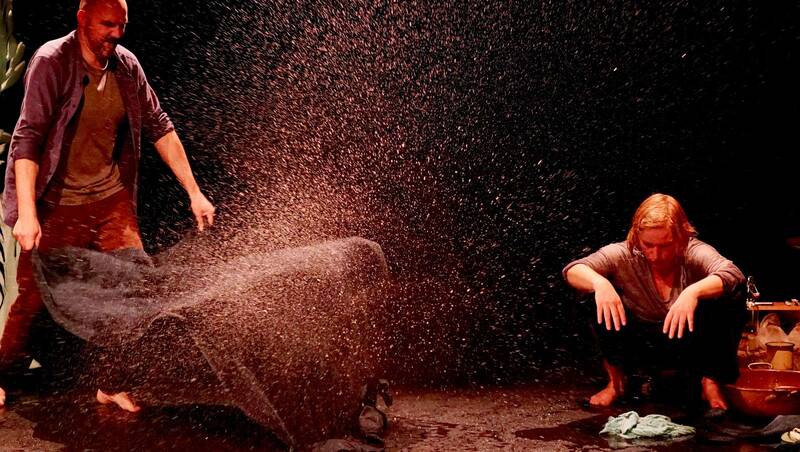 Zwei im Fluss - Material- und Bildertheater