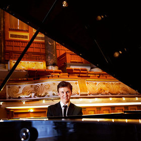 Image: Young Generation Orchestra mit Dirigent Frank Düpree